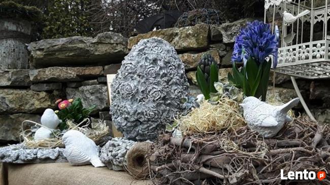 Ciekawa ozdoba do ogrodu jajko betonowe