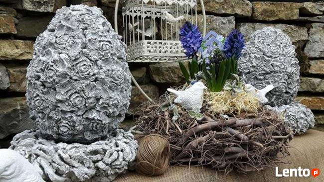 Ciekawa ozdoba do ogrodu jajko betonowe