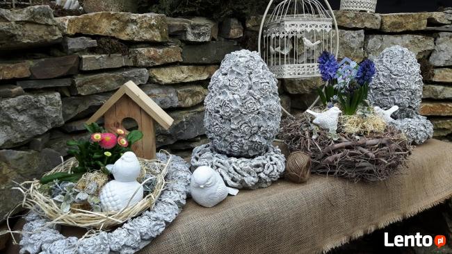 Ciekawa ozdoba do ogrodu jajko betonowe