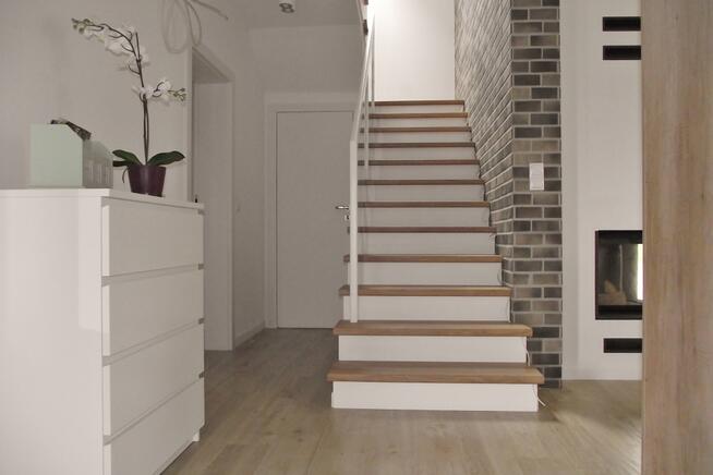 LEGAR - schody, drzwi i podłogi z drewna.