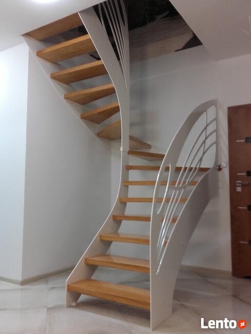 LEGAR - schody, drzwi i podłogi z drewna.