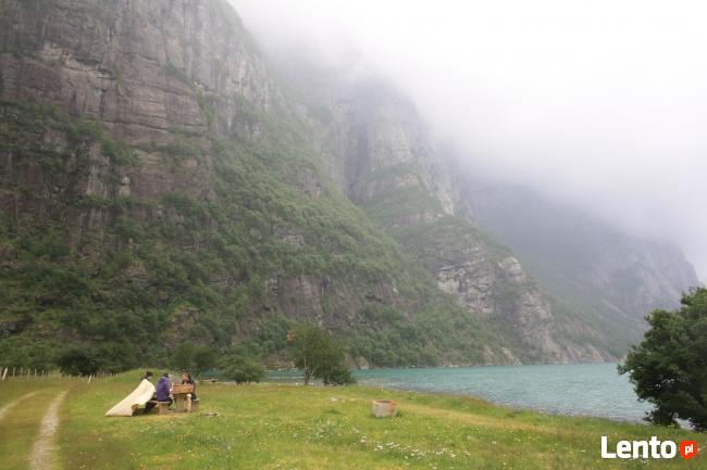 Dojrzały pozna młodszą