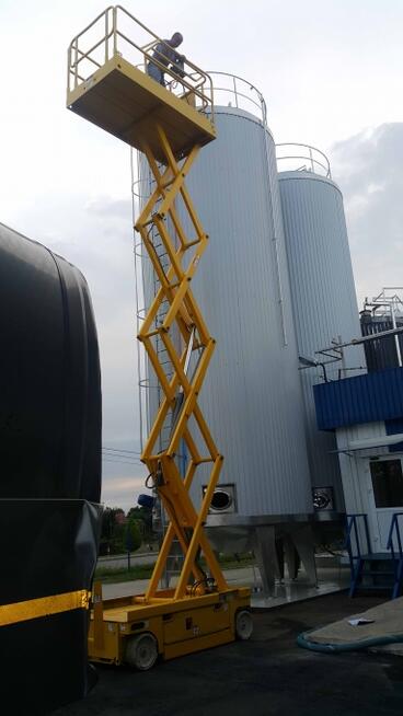 Wynajem podest wolnobieżny nożycowy podnośnik koszowy