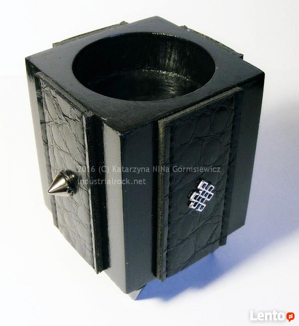 Oryginalny czarny świecznik na tealight ćwieki nóżki skóra