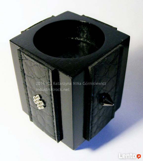 Oryginalny czarny świecznik na tealight ćwieki nóżki skóra