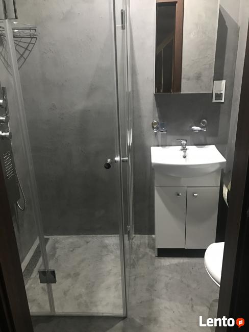 Posadzki dekoracyjne. Beton Cire i Zywica poliasparginowa.