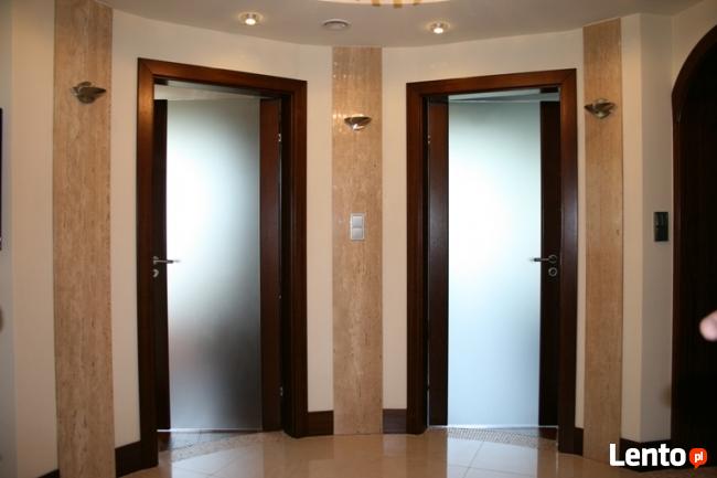 Nowoczesne szklane drzwi wewnętrzne.