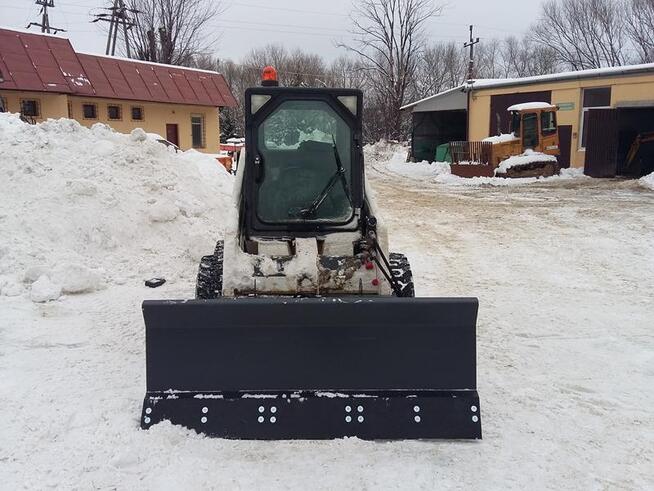 Pług śnieżny dla miniładowarek hydrauliczny wychył