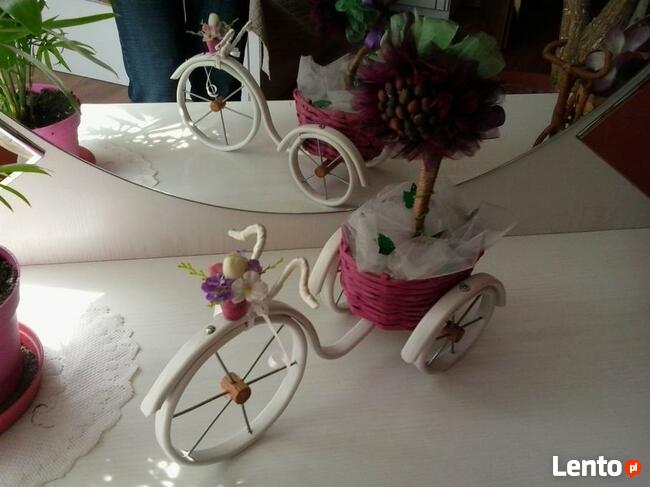 Rowerek z wiklinowym koszykiem