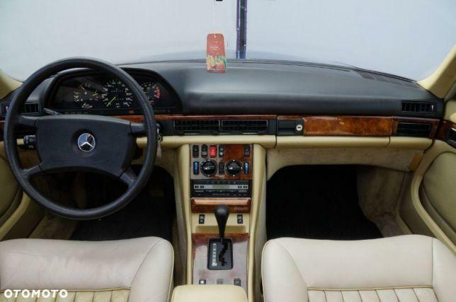 Mercedes W126 klasyczna luksusowa limuzyna z 1986 roku