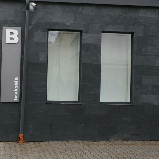 Płytki kamienne łupek 60x30 czarny szczotkowany ściany