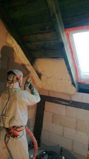 Ocieplenie poddasz pianką PUR,