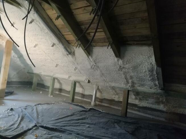 Ocieplenie poddasz pianką PUR,