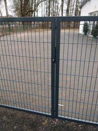 Brama ocynkowana malowana dwuskrzydłowa wypełniona panelem 2