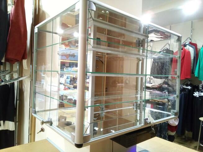 MEBLE Z WYPOSAŻENIA SKLEPU ODZIEŻOWEGO Śródmieście