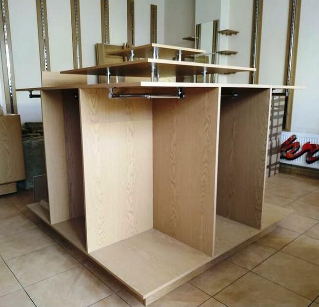 MEBLE Z WYPOSAŻENIA SKLEPU ODZIEŻOWEGO Śródmieście