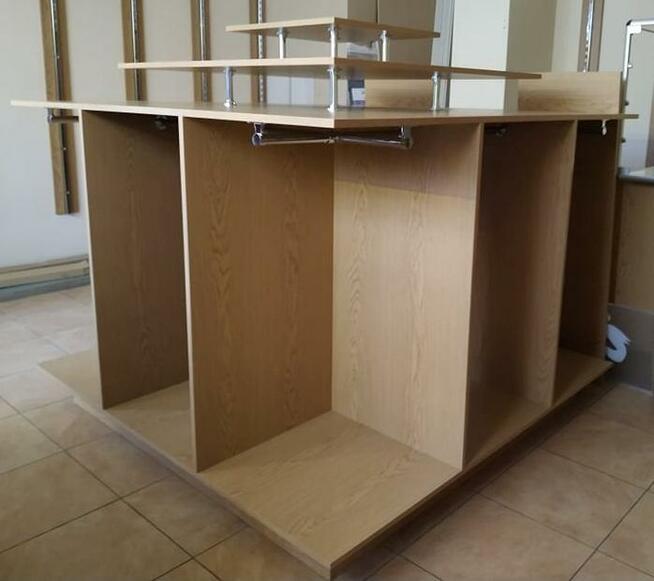 MEBLE Z WYPOSAŻENIA SKLEPU ODZIEŻOWEGO Śródmieście