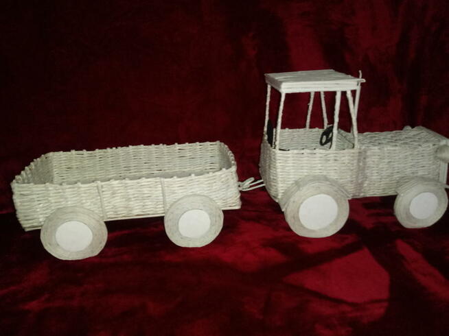 samochód z papierowej wikliny