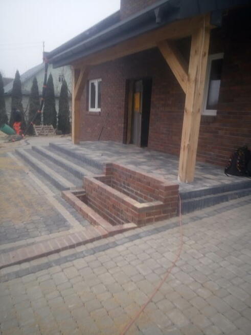 Praca przy kostce brukowej