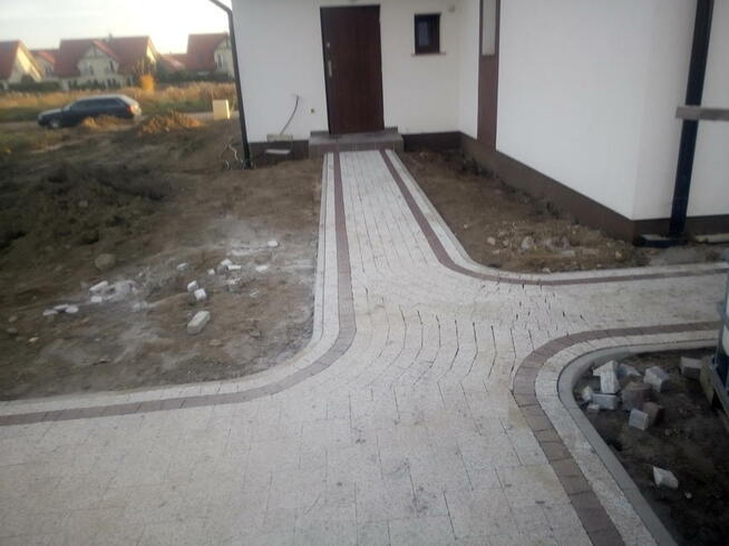 Praca przy kostce brukowej