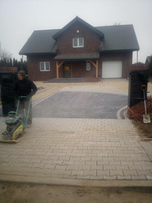 Praca przy kostce brukowej