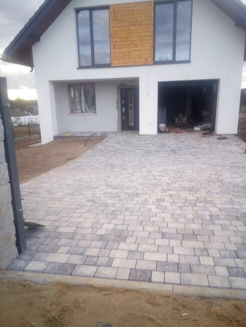 Praca przy kostce brukowej