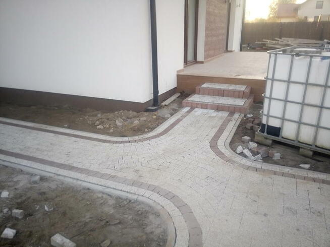 Praca przy kostce brukowej