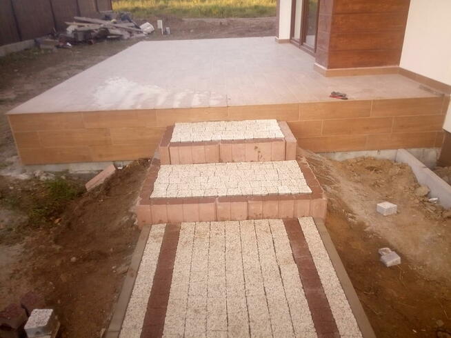 Praca przy kostce brukowej