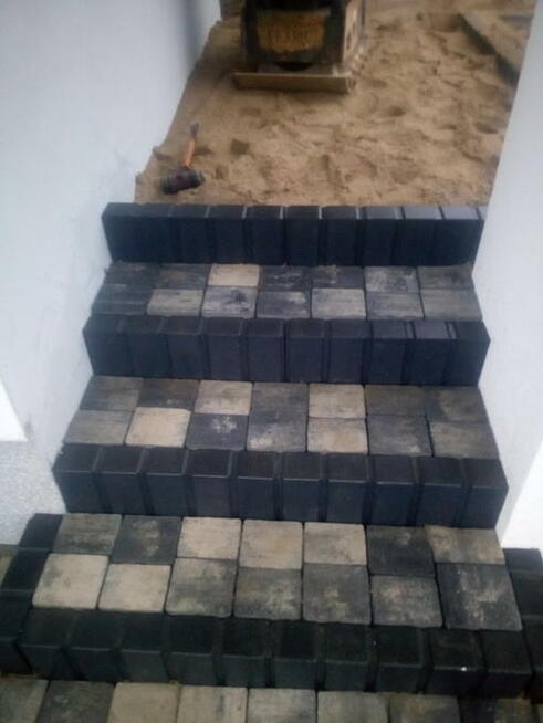 Praca przy kostce brukowej