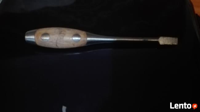 Zabytkowy śrubokręt z drewnianym okuciem