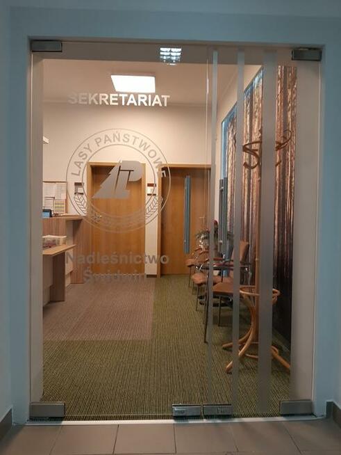 Szklarz. Lustra, lacobele, szkło z grafiką, balustrady