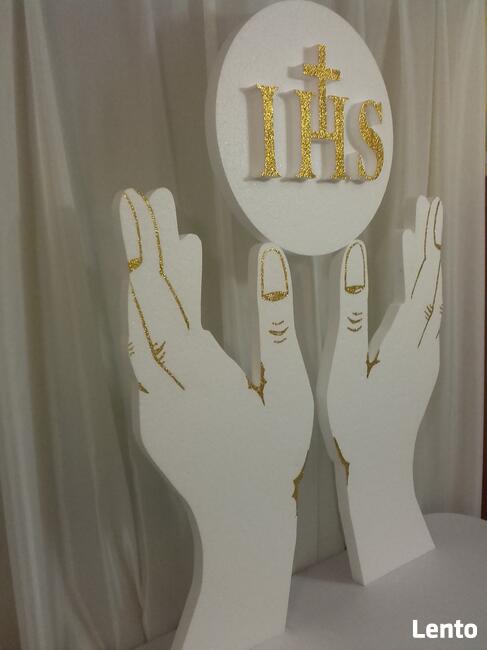 Dłonie z hostią dekoracja Pierwsza Komunia ołtarz Boże Ciało
