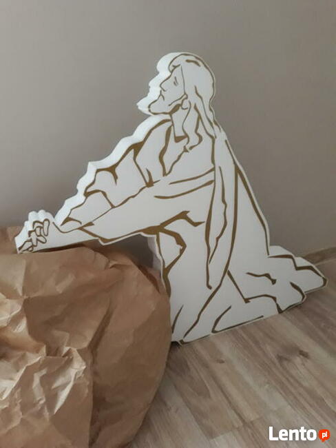 Postać Pana Jezusa klęczącego dekoracja wielkanoc ciemnica