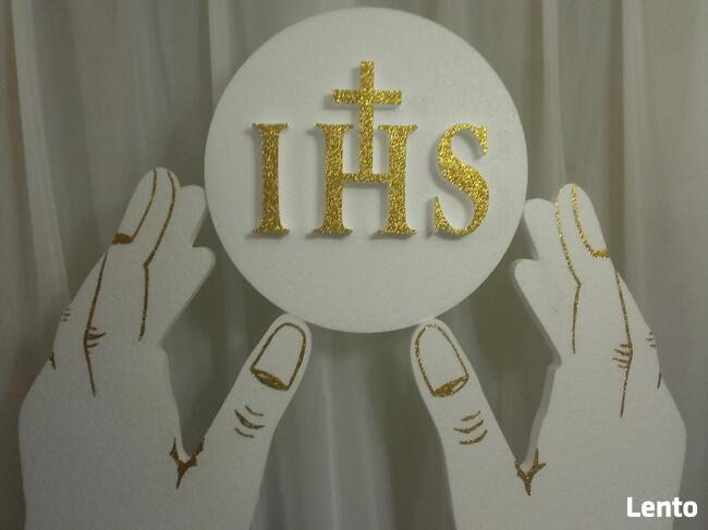 Dłonie z hostią dekoracja Pierwsza Komunia ołtarz Boże Ciało