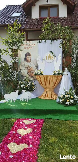 Dłonie z hostią dekoracja Pierwsza Komunia ołtarz Boże Ciało