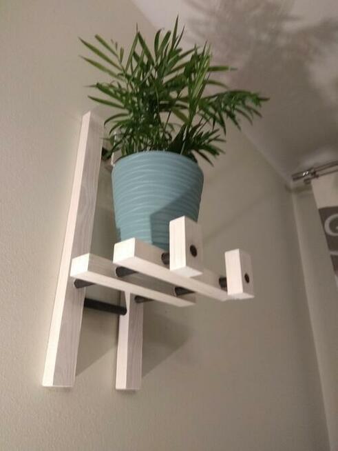 Wiszące ,drewniane kwietniki