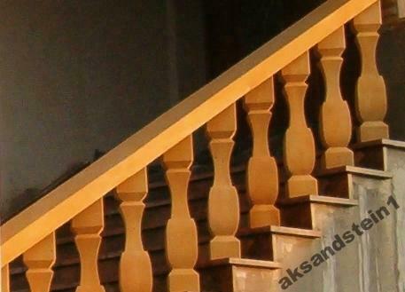 Balustrady z piaskowca z kwadratowymi tralkami