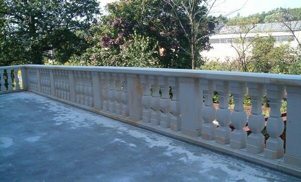 Balustrady z piaskowca z kwadratowymi tralkami