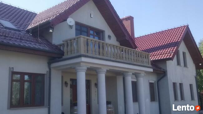 Balustrady z piaskowca z kwadratowymi tralkami