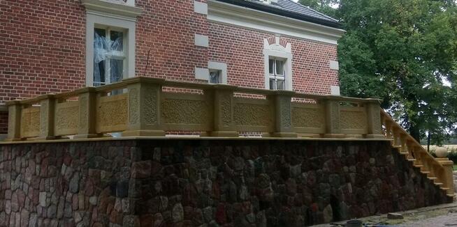 Balustrady z piaskowca z kwadratowymi tralkami