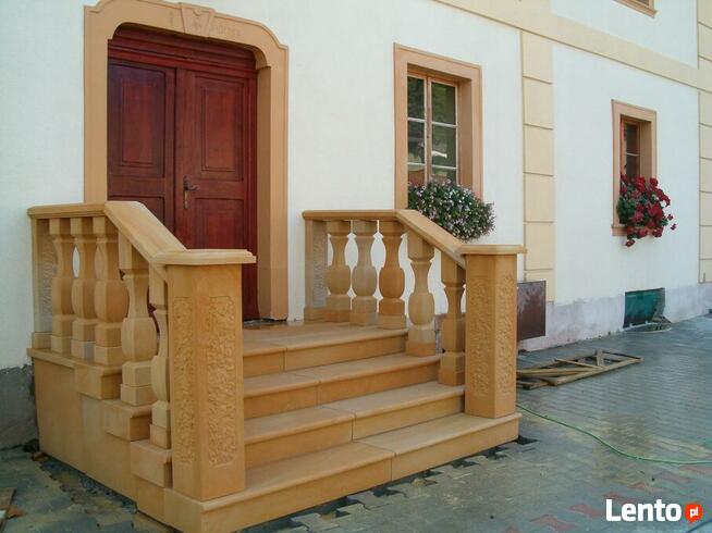 Balustrady z piaskowca z kwadratowymi tralkami