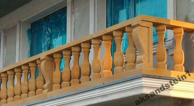 Balustrady z piaskowca z kwadratowymi tralkami