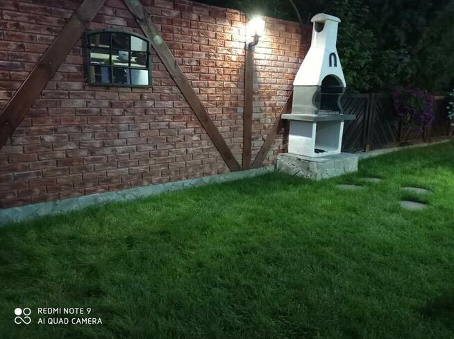Czerwona cegła z gotową fugą trzy kolory fugi płytki gipsowe