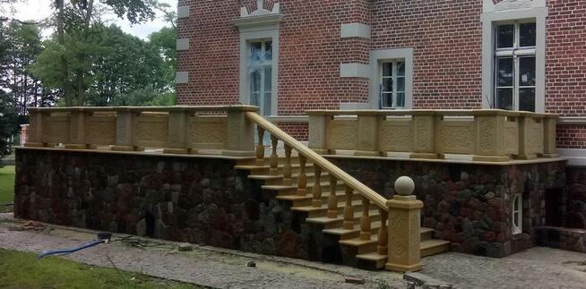 Balustrady z piaskowca z kwadratowymi tralkami