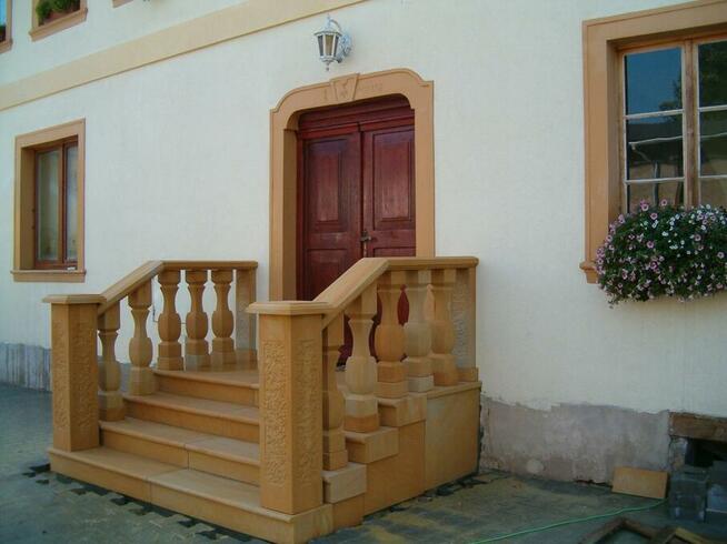 Balustrady z piaskowca z kwadratowymi tralkami