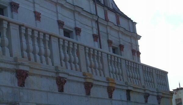 Balustrady z piaskowca z kwadratowymi tralkami