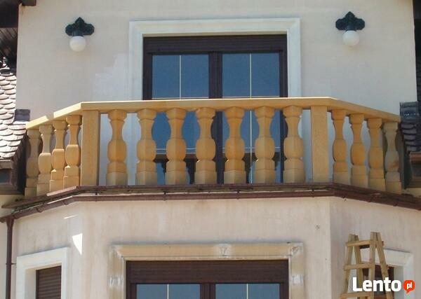 Balustrady z piaskowca z kwadratowymi tralkami