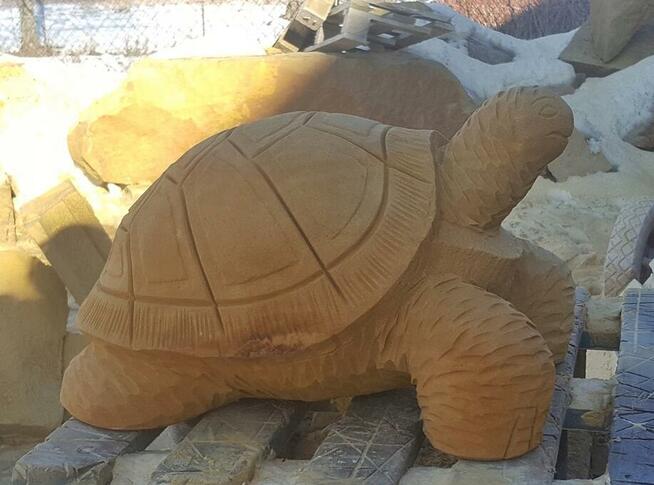 Rzeźba żółwia z kamienia - piaskowiec