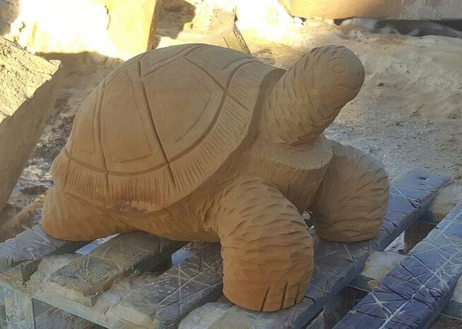 Rzeźba żółwia z kamienia - piaskowiec