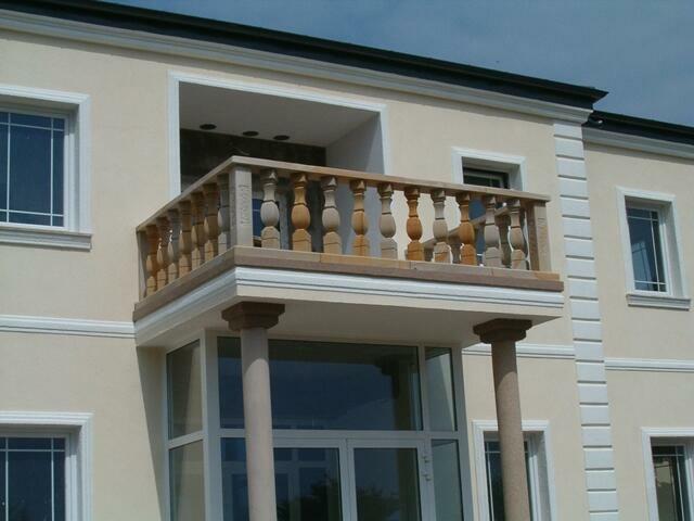 Balustrady z piaskowca z kwadratowymi tralkami